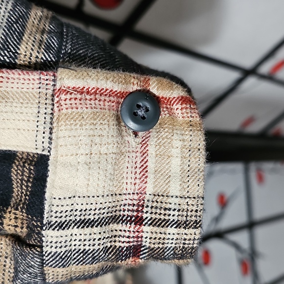 Under Armour Cream and Black Casual Button Down Shirt Large - Picture 5 of 7